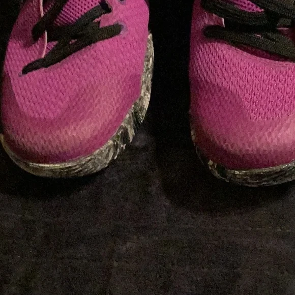 Men’s size 10 Nike Kyrie Basketball Shoes - Picture 3 of 16